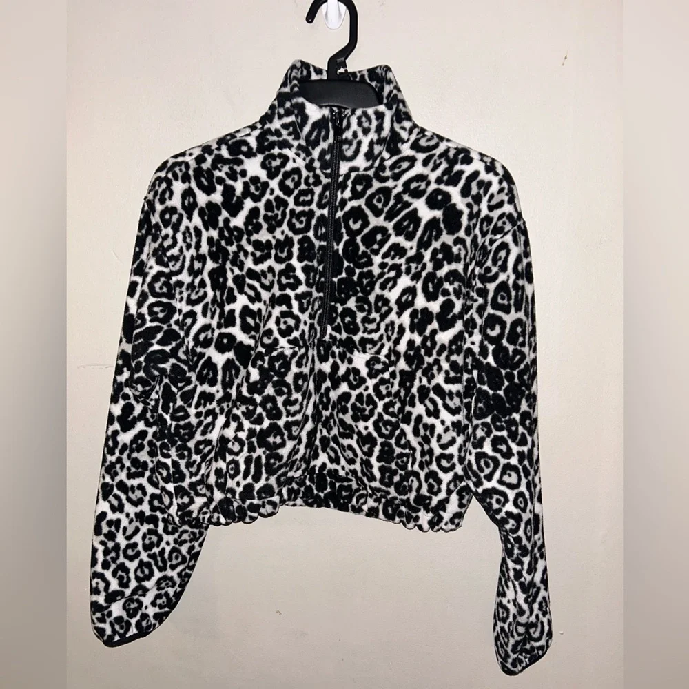 Aritzia TNA 1/4 zip fleece - black white snow leopard cropped athleisure